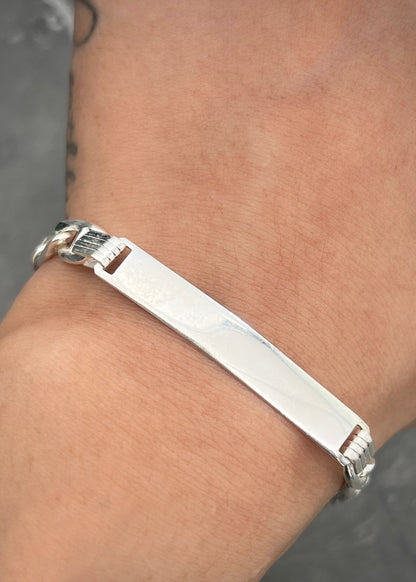 Pulso con placa 12.9gr / Largo 22cm / — — Plata
