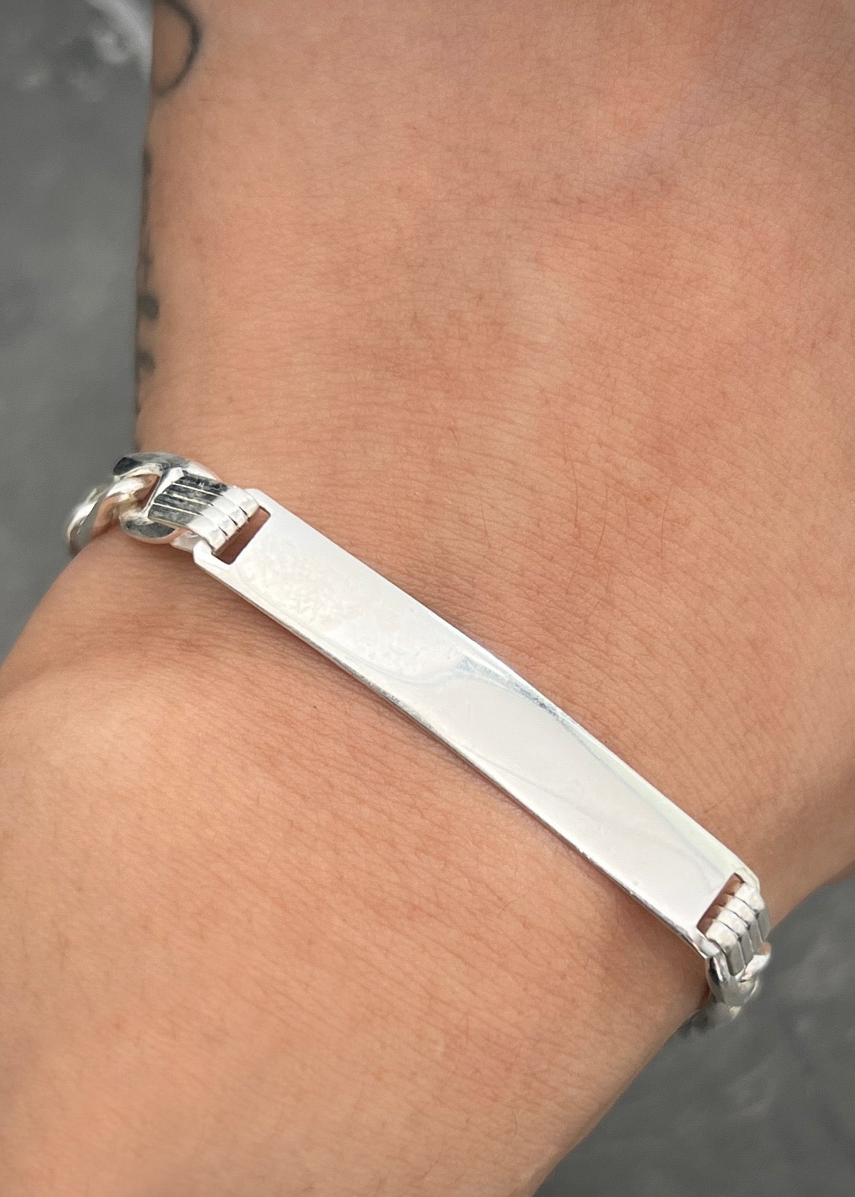 Pulso con placa 13gr / Largo 21.5cm / — — Plata
