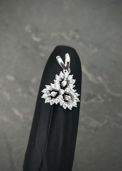 Dije con swarovski blanco 2.2gr / Largo 1.8cm / — — Plata