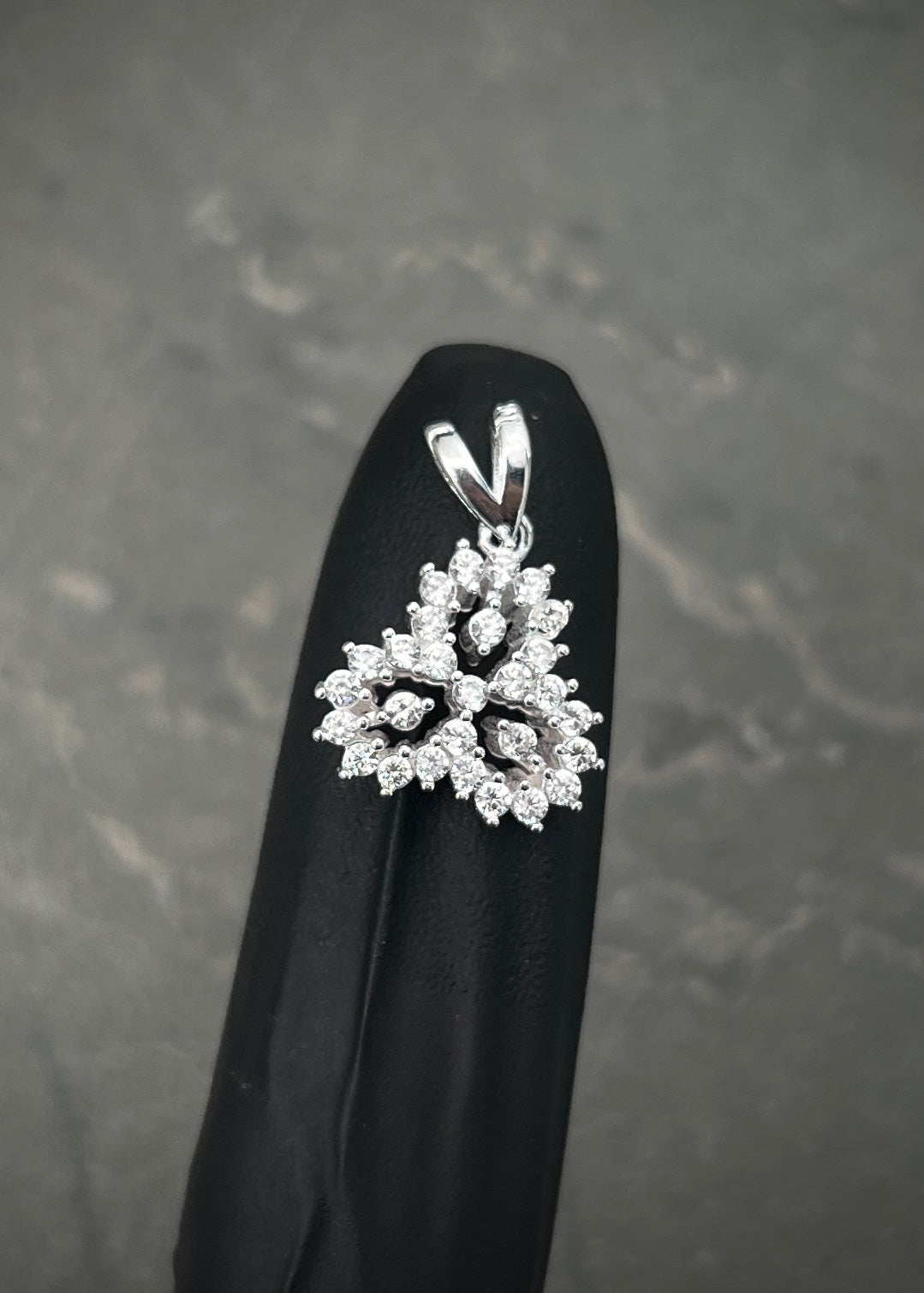 Dije con swarovski blanco 2.05gr / Largo 1.8cm / Plata B