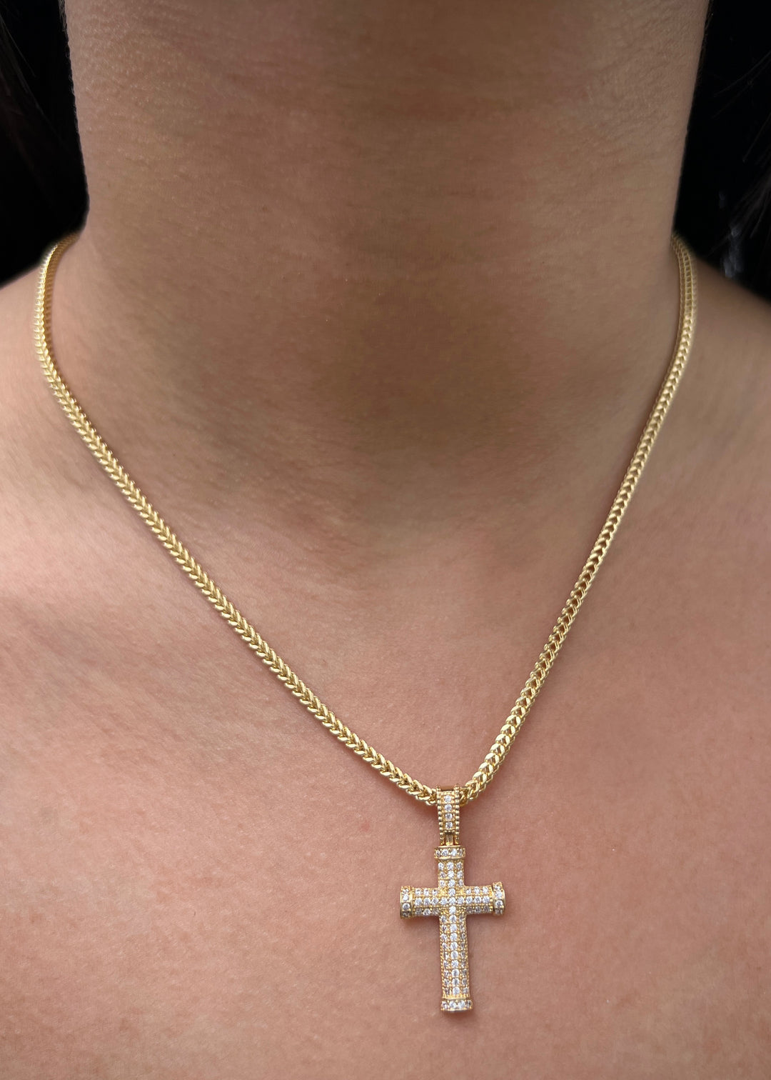 Dije Cruz con Swarovski Blanco 2.8gr / 3.1cm / 15mm — Oro Amarillo