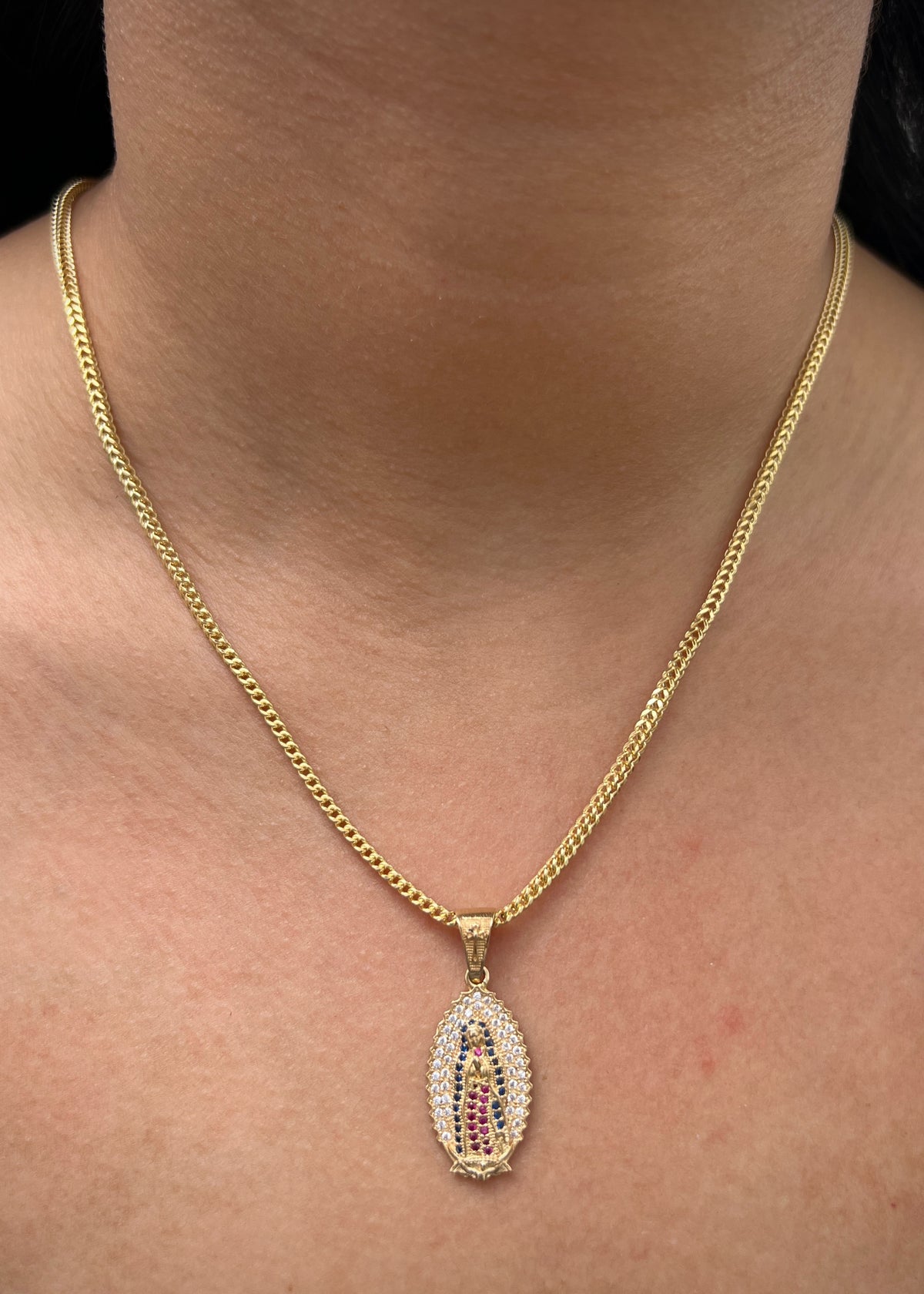 Dije Virgen de Guadalupe con Swarovski Azul y Fucsia 3.65gr / 3.3cm / 14mm — Oro Amarillo