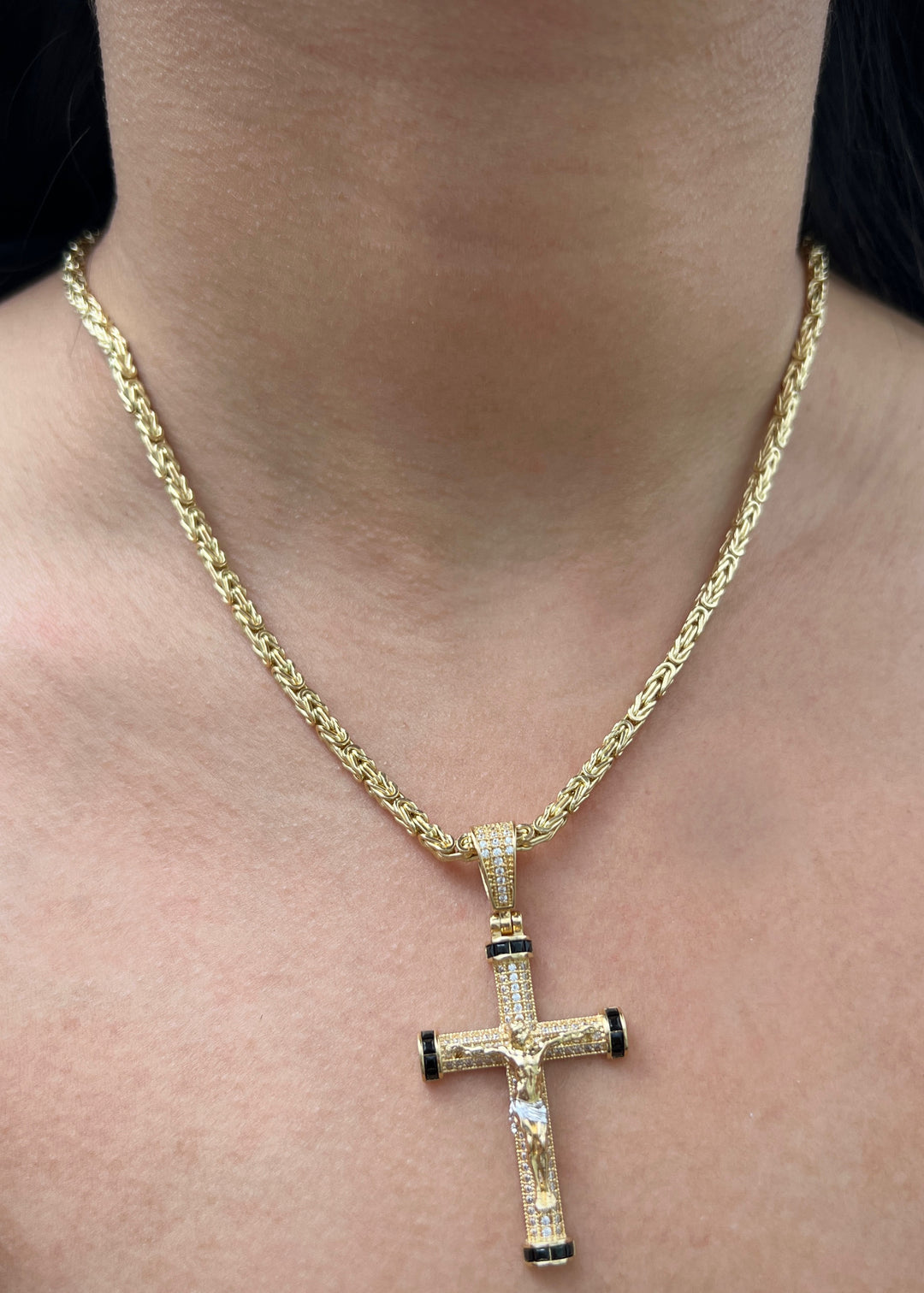 Dije Cruz con Cristo 7.6gr / 5.2cm / 25mm — Oro Amarillo