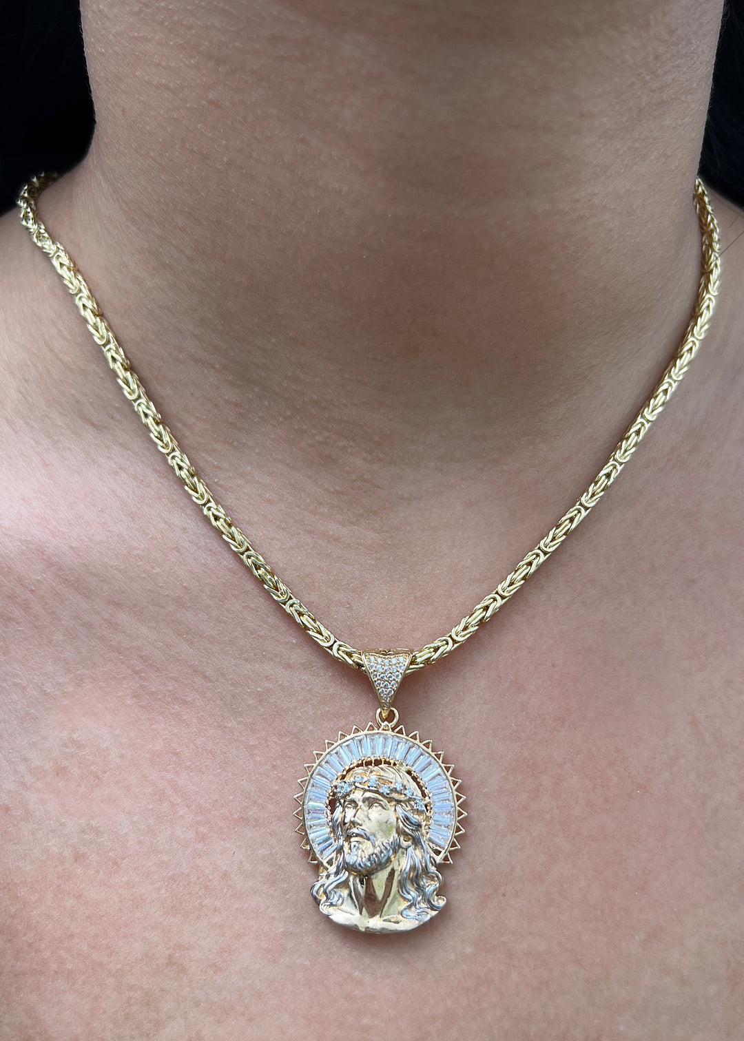 Dije Rostro de Jesus con Swarovskis Blancos 9.25gr / 4.2cm / 27mm — Oro Amarillo