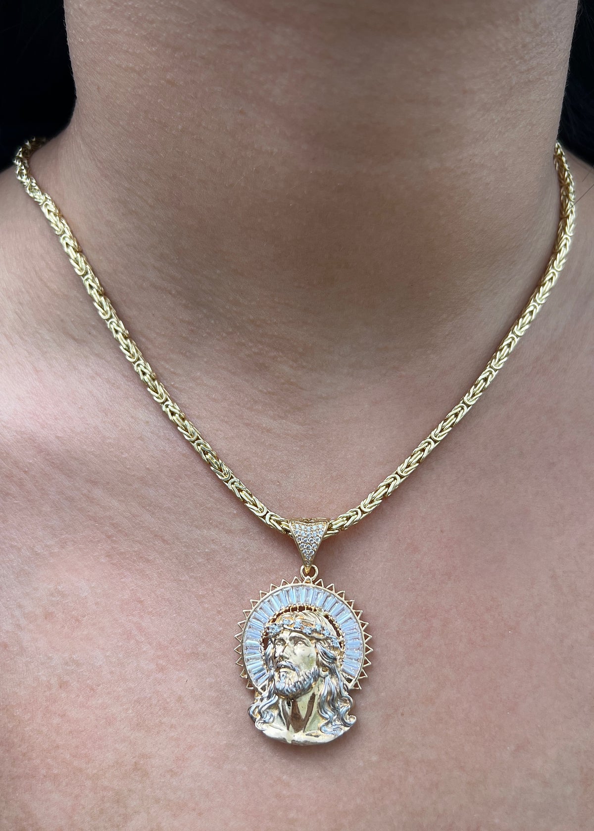 Dije Rostro de Jesus con Swarovskis Blancos 9.25gr / 4.2cm / 27mm — Oro Amarillo