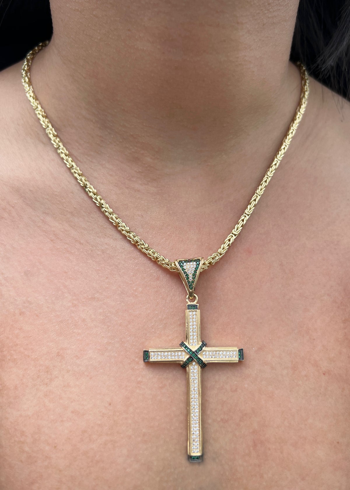 Dije Cruz con Swarovski Verde y Blanco 8.7gr / 7cm / 35mm — Oro Amarillo