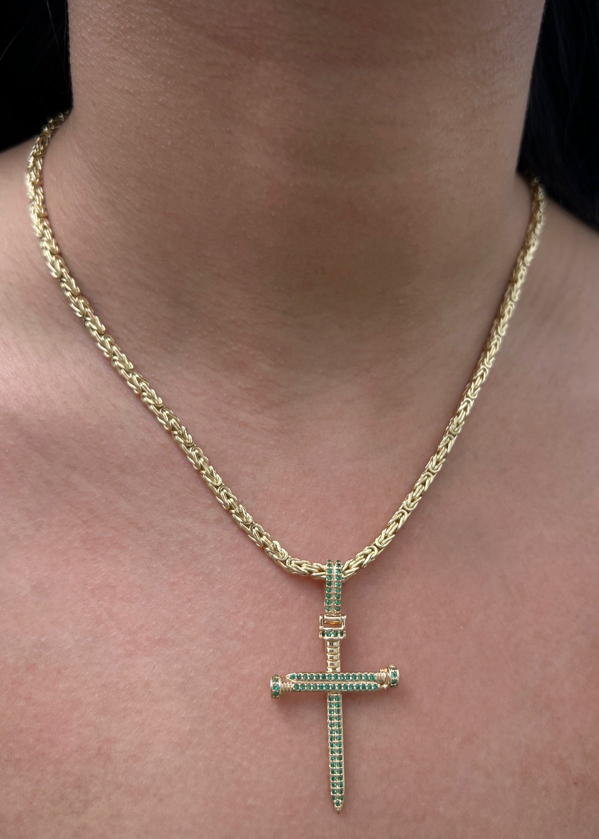 Dije Cruz Clavo con Swarovski Verde 4.1gr / 4.7cm / 20mm — Oro Amarillo