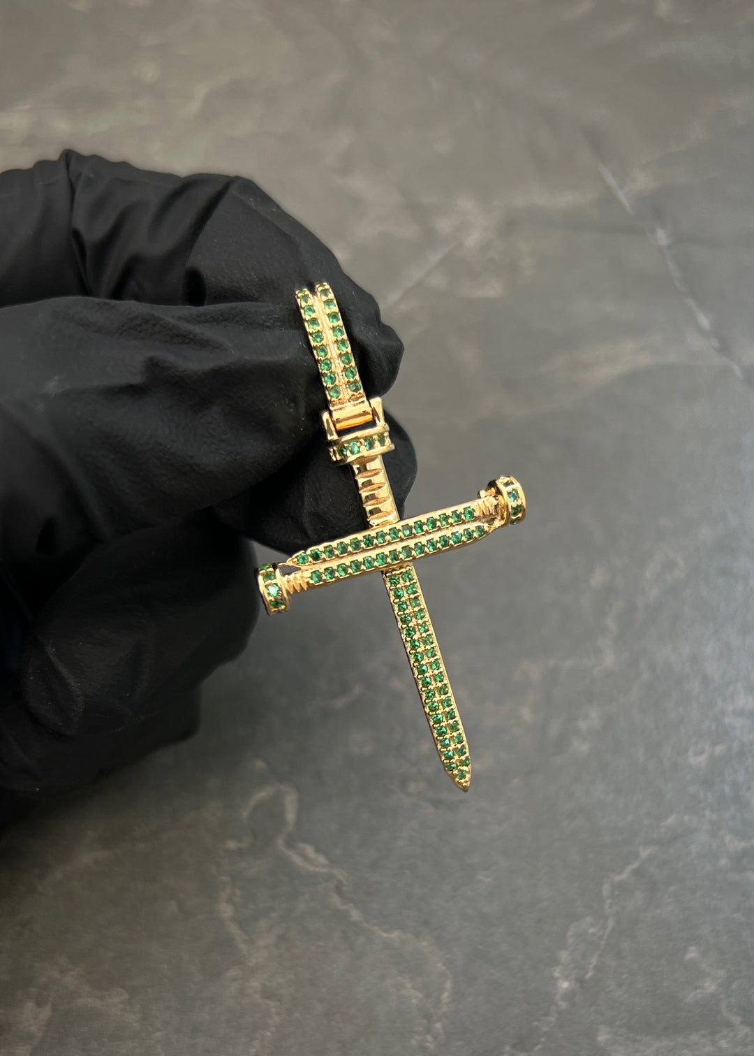Dije Cruz Clavo con Swarovski Verde 4.1gr / 4.7cm / 20mm — Oro Amarillo