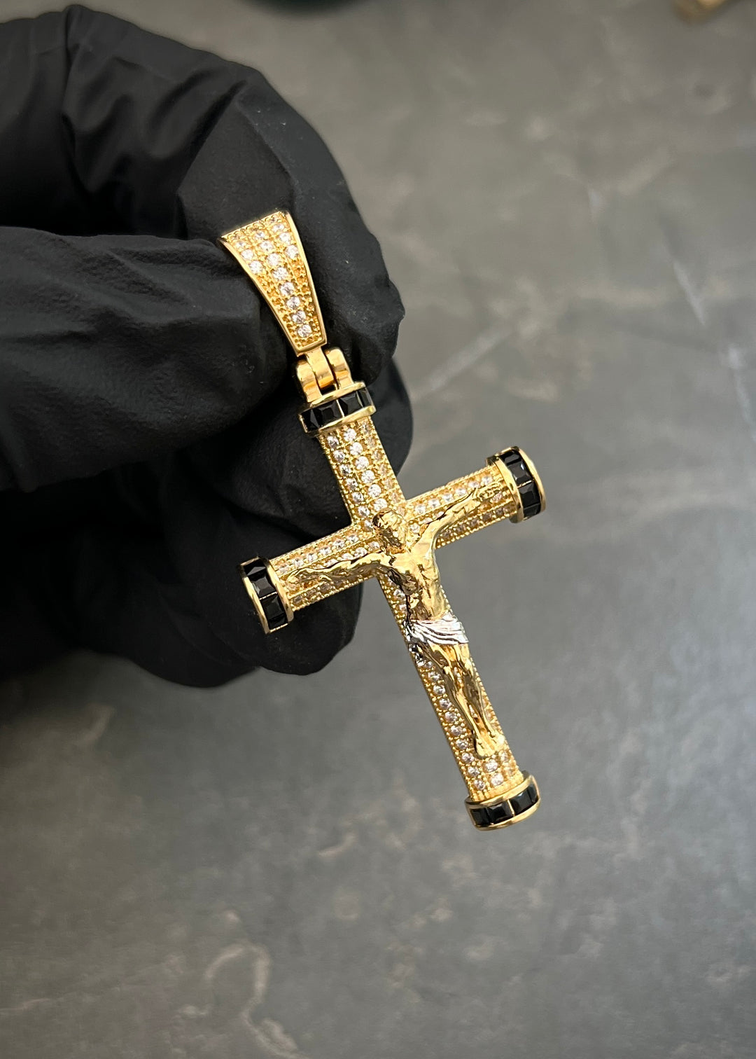 Dije Cruz con Cristo 7.6gr / 5.2cm / 25mm — Oro Amarillo