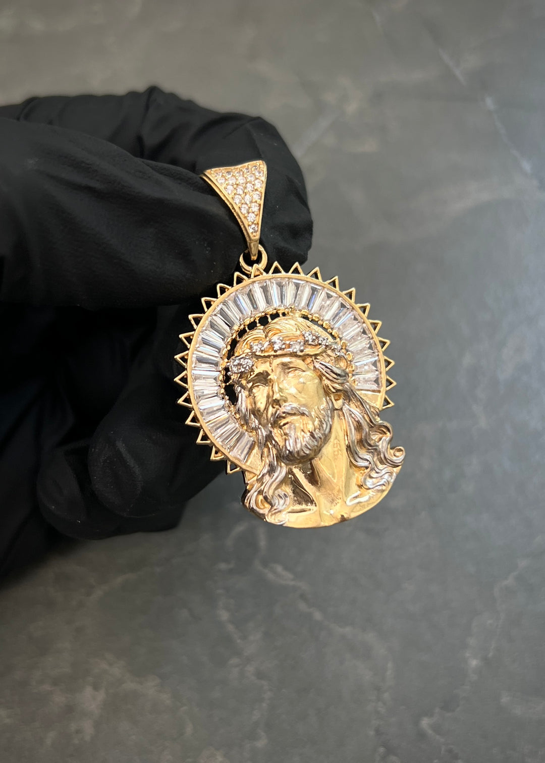 Dije Rostro de Jesus con Swarovskis Blancos 9.25gr / 4.2cm / 27mm — Oro Amarillo