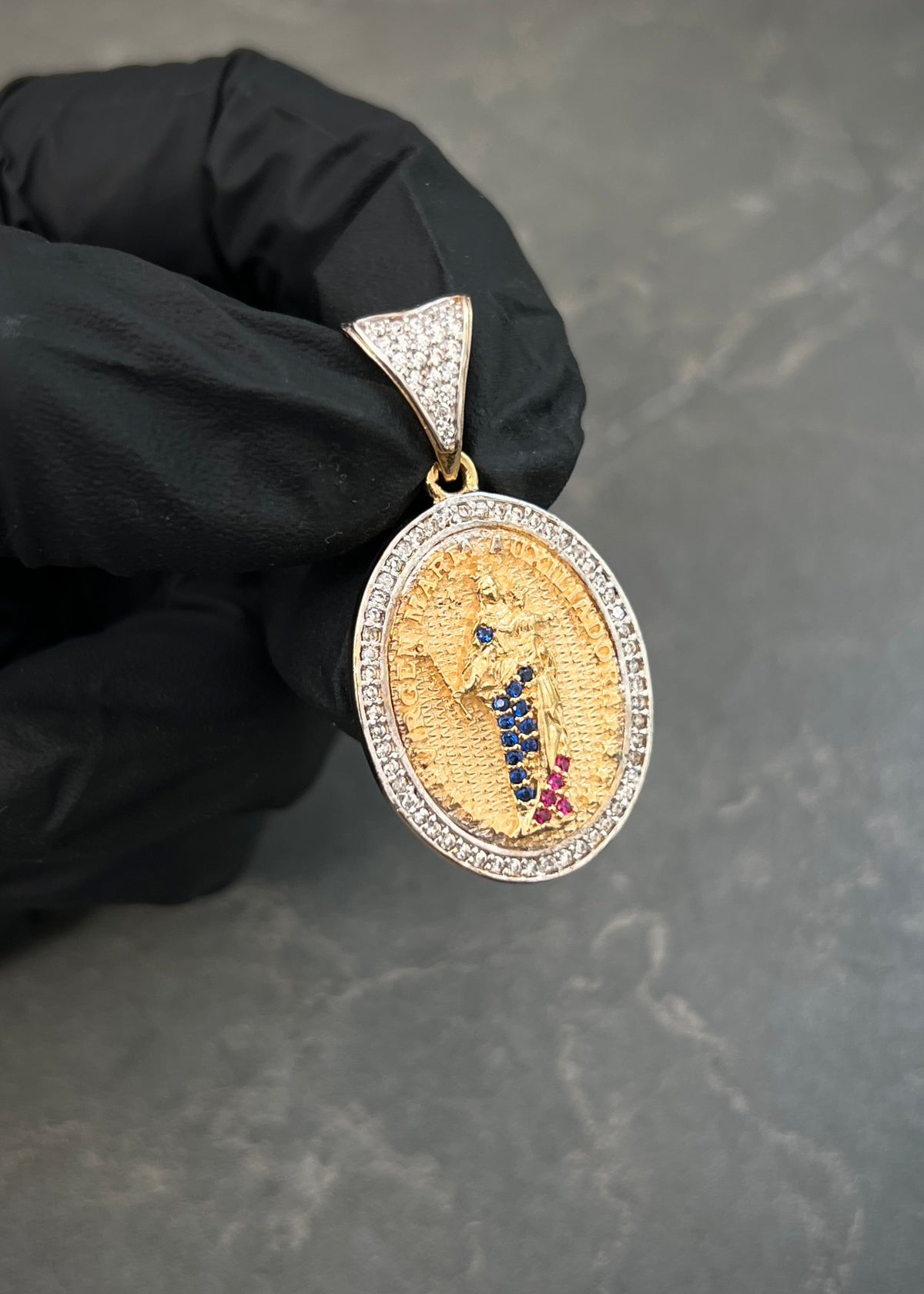 Dije Virgen Maria Auxiliadora con Swarovski 6.35gr / 3.6cm / 20mm — Oro Amarillo