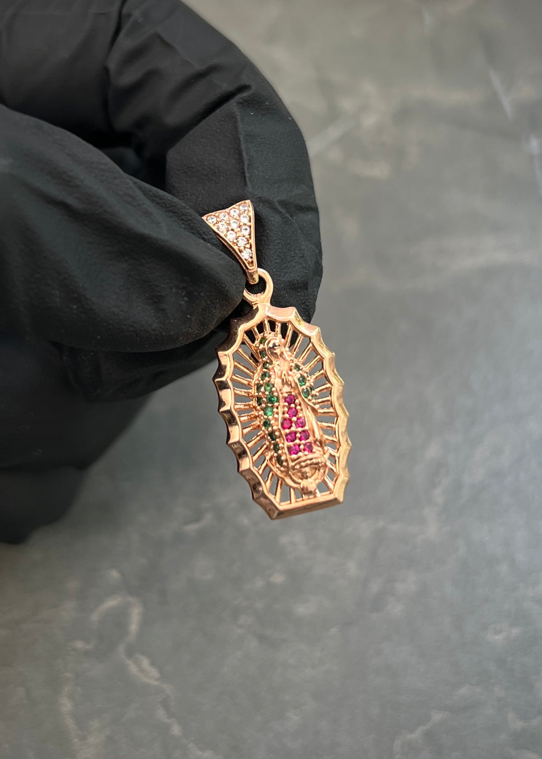 Dije Virgen de Guadalupe con Swarovski Verde y Fucsia 2.9gr / 3cm / 13mm — Oro Rosado