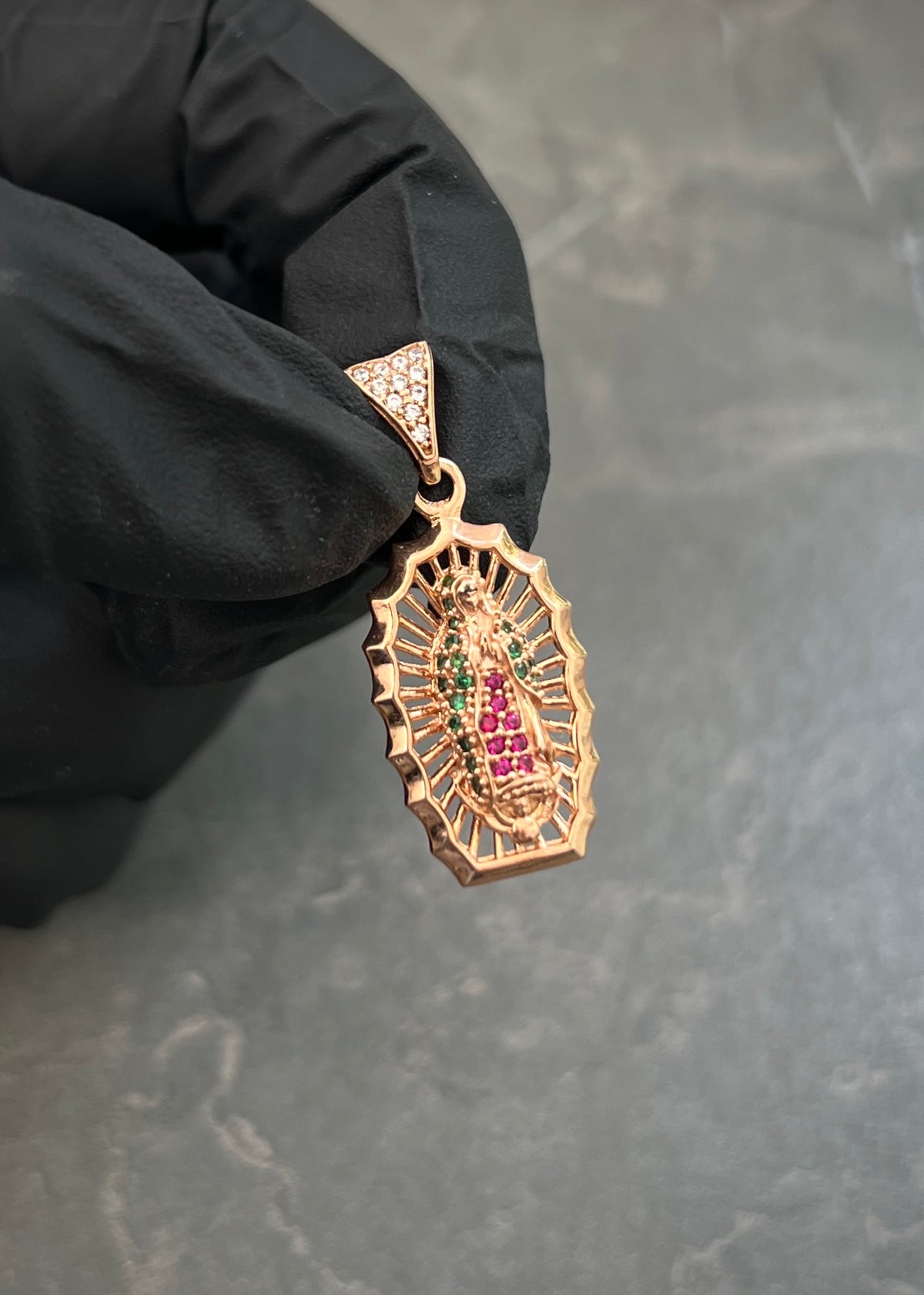 Dije Virgen de Guadalupe con Swarovski Verde y Fucsia 2.9gr / 3cm / 13mm — Oro Rosado