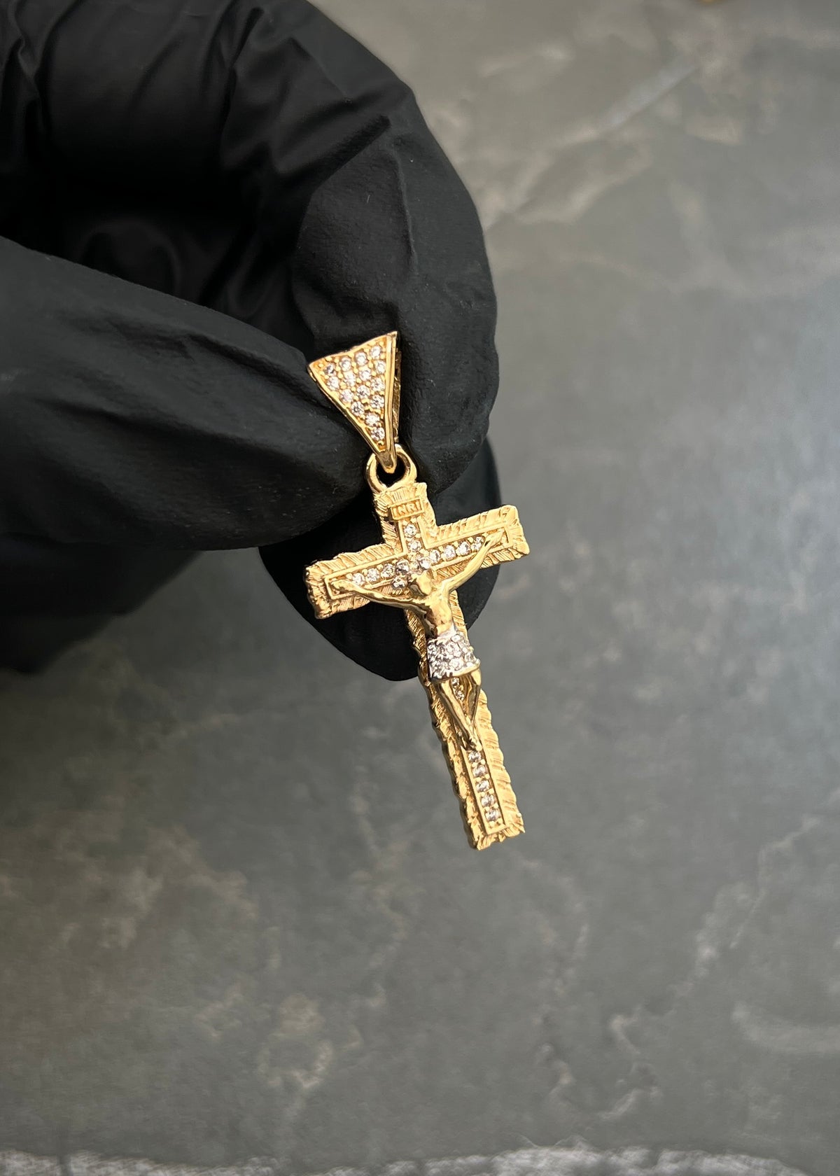 Dije Cruz con Cristo 3.9gr / 3.8cm / 17mm — Oro Amarillo