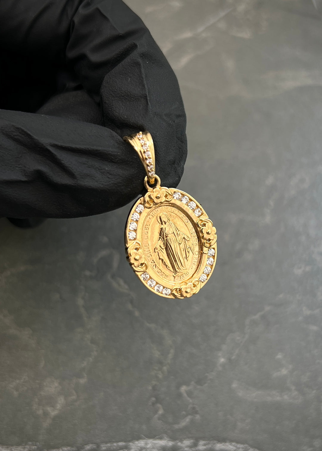 Dije Virgen de la Milagrosa con Swarovski Blanco 4.95gr / 3.1cm / 17mm — Oro Amarillo