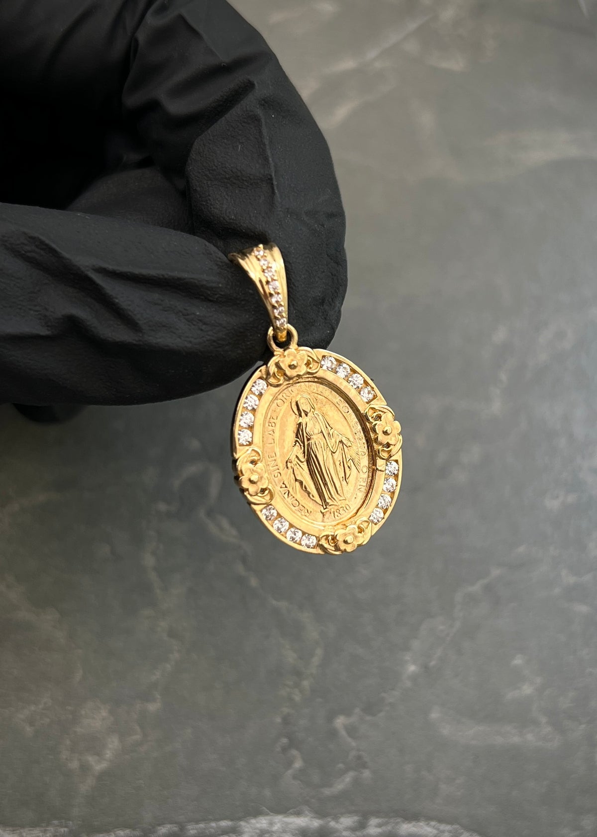 Dije Virgen de la Milagrosa con Swarovski Blanco 4.95gr / 3.1cm / 17mm — Oro Amarillo