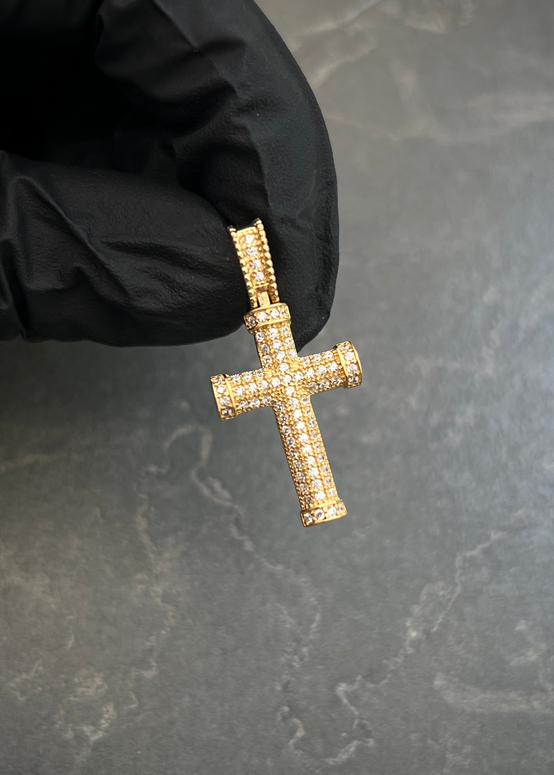 Dije Cruz con Swarovski Blanco 2.8gr / 3.1cm / 15mm — Oro Amarillo