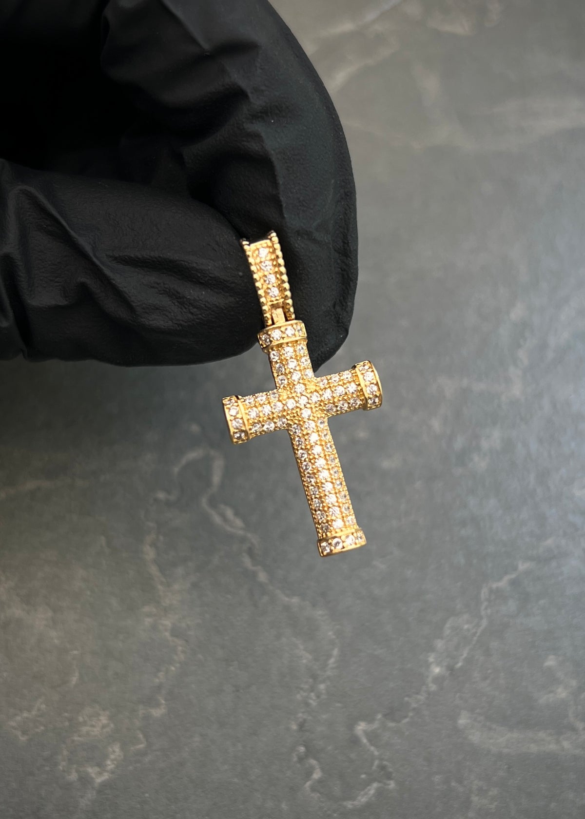 Dije Cruz con Swarovski Blanco 2.8gr / 3.1cm / 15mm — Oro Amarillo