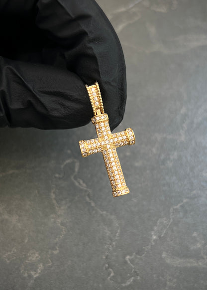Dije Cruz con Swarovski Blanco 2.8gr / 3.1cm / 15mm — Oro Amarillo