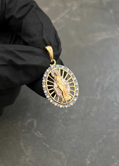 Dije Virgen de la Milagrosa con Swarovski Azul y Blanco 3.2gr / 2.8cm / 16mm — Oro Amarillo