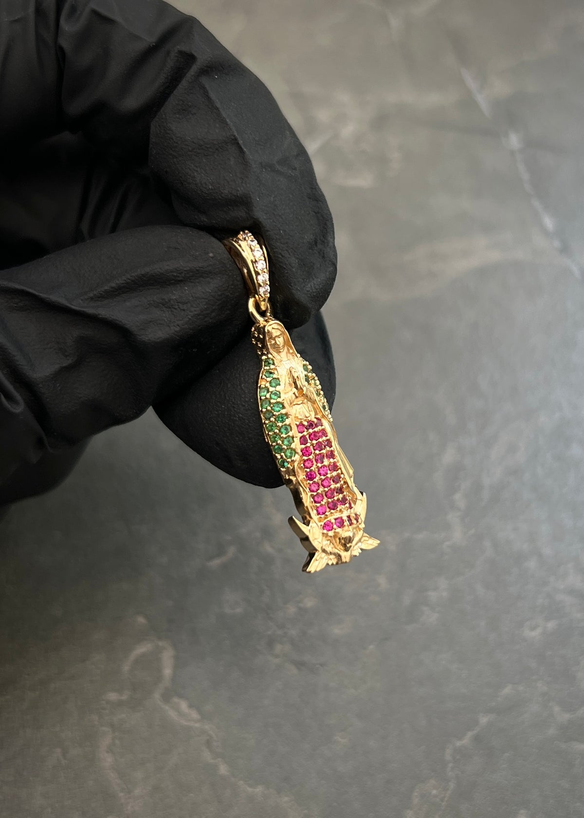 Dije Virgen de Guadalupe con Swarovski Verde y Fucsia 3.3gr / 3.4cm / 1mm — Oro Amarillo
