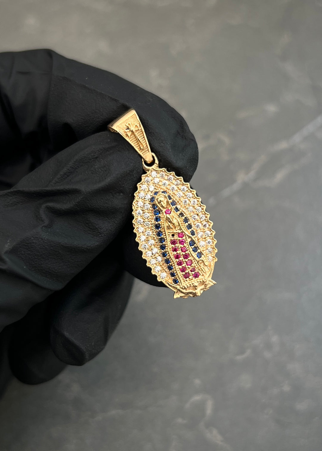 Dije Virgen de Guadalupe con Swarovski Azul y Fucsia 3.65gr / 3.3cm / 14mm — Oro Amarillo