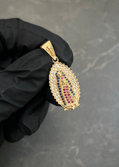 Dije Virgen de Guadalupe con Swarovski Azul y Fucsia 3.65gr / 3.3cm / 14mm — Oro Amarillo