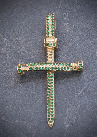 Dije Cruz Clavo con Swarovski Verde 4.1gr / 4.7cm / 20mm — Oro Amarillo