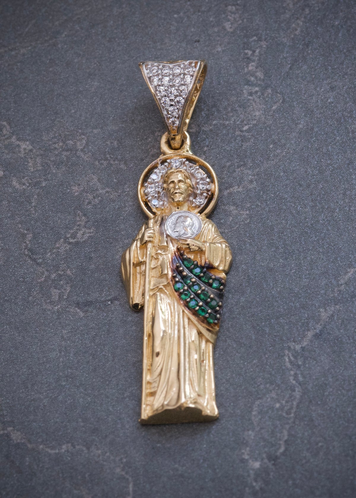 Dije San Judas Tadeo con Swarovski Verde 4.2gr / 4.1cm / 12mm — Oro Amarillo