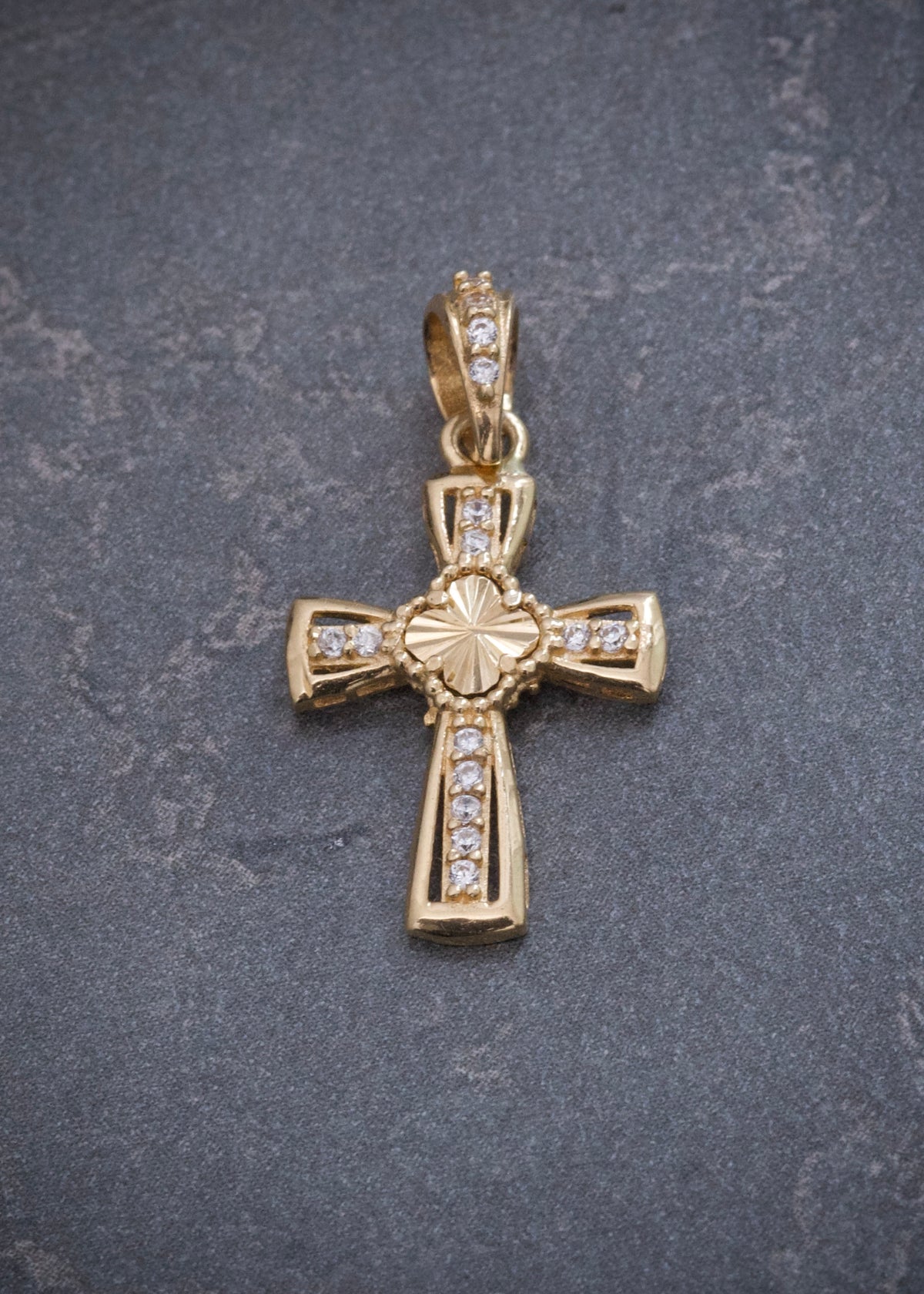 Dije Cruz Lucky Clover con Swarovski Blanco 1.1gr / 2.3cm / 12mm — Oro Amarillo