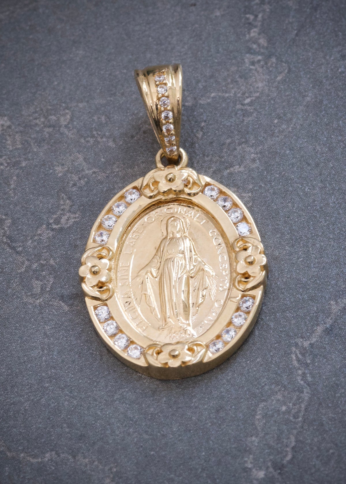 Dije Virgen de la Milagrosa con Swarovski Blanco 4.95gr / 3.1cm / 17mm — Oro Amarillo