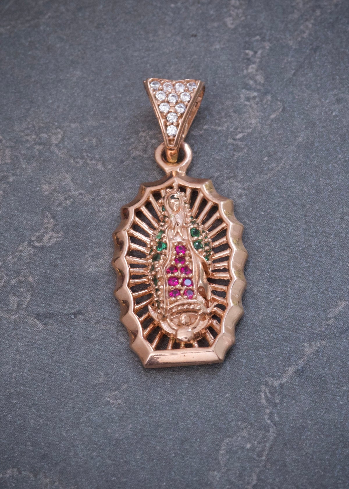 Dije Virgen de Guadalupe con Swarovski Verde y Fucsia 2.9gr / 3cm / 13mm — Oro Rosado