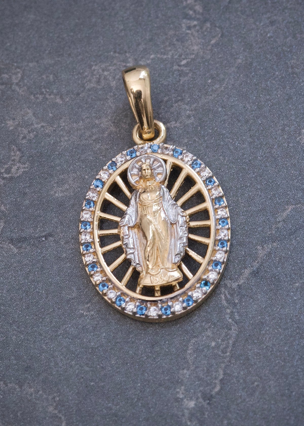 Dije Virgen de la Milagrosa con Swarovski Azul y Blanco 3.2gr / 2.8cm / 16mm — Oro Amarillo