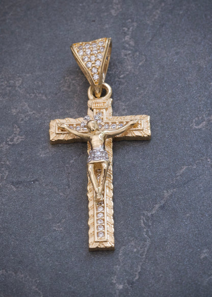 Dije Cruz con Cristo 3.9gr / 3.8cm / 17mm — Oro Amarillo