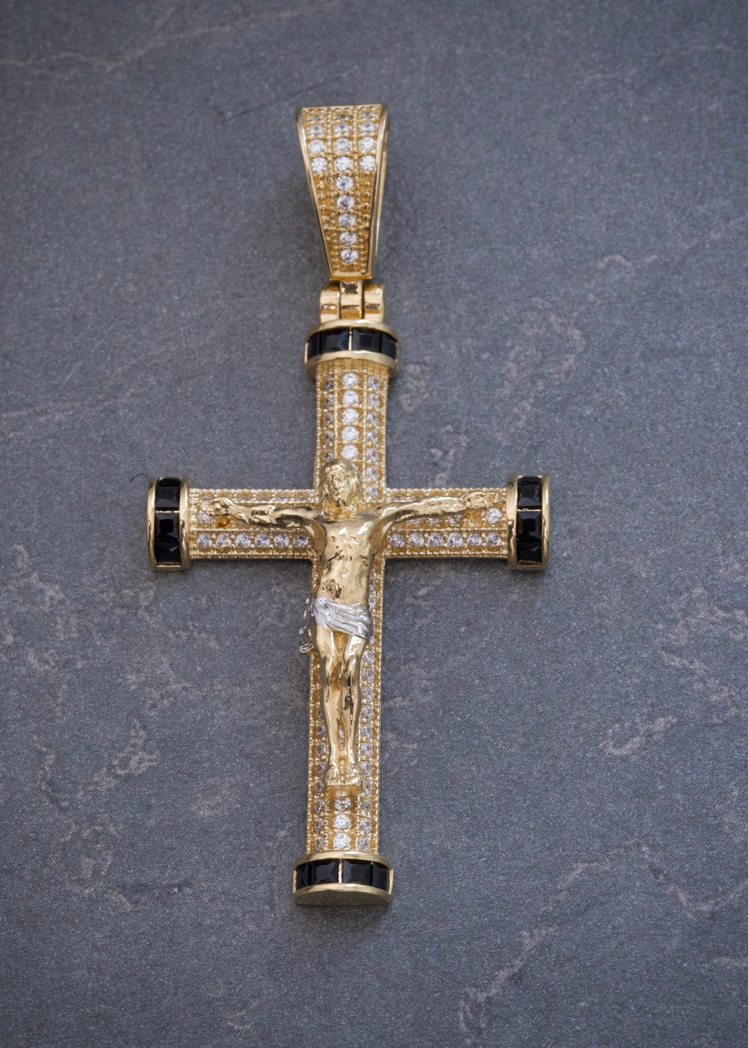 Dije Cruz con Cristo 7.6gr / 5.2cm / 25mm — Oro Amarillo
