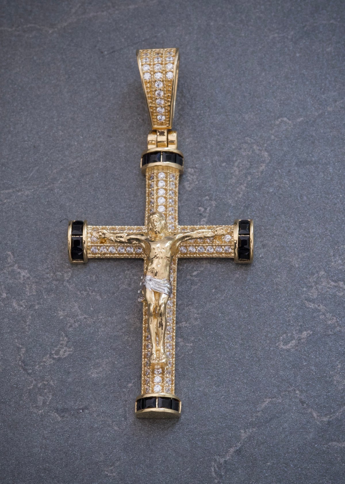 Dije Cruz con Cristo 7.6gr / 5.2cm / 25mm — Oro Amarillo