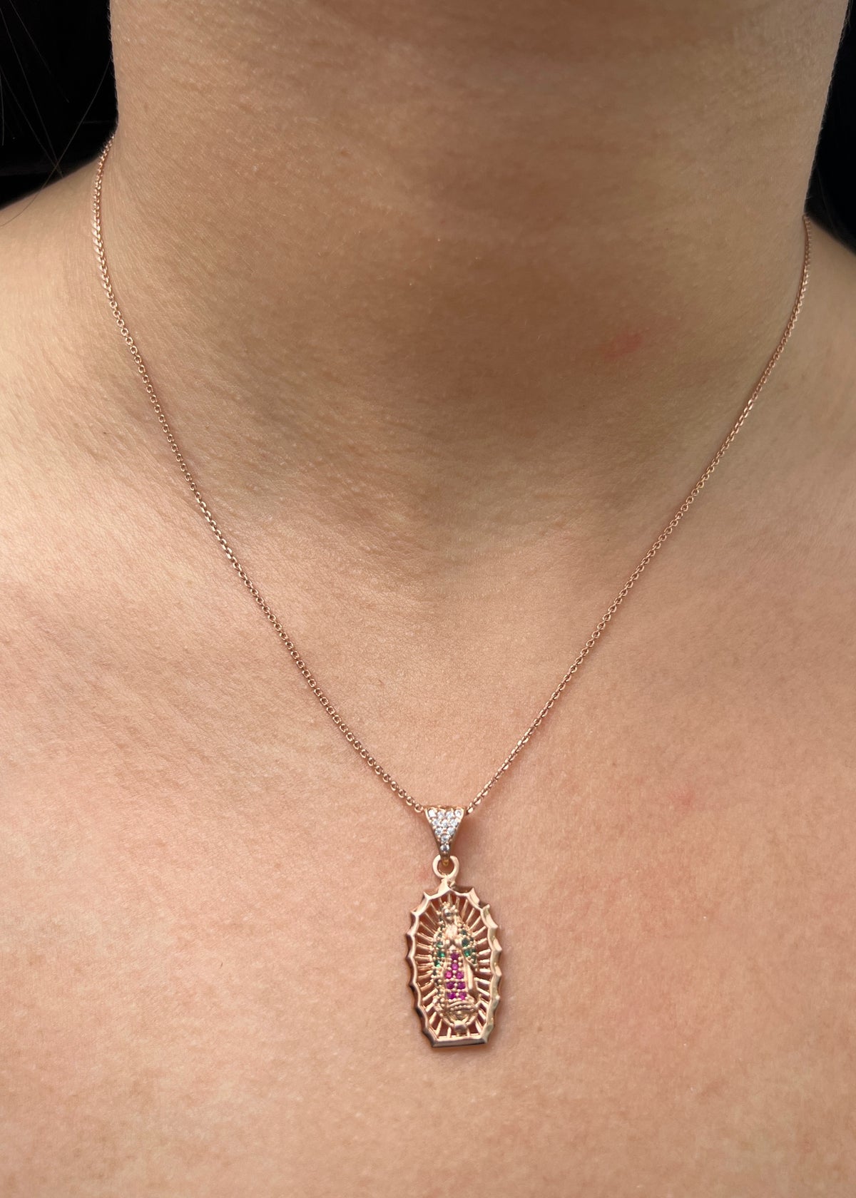 Dije Virgen de Guadalupe con Swarovski Verde y Fucsia 2.9gr / 3cm / 13mm — Oro Rosado