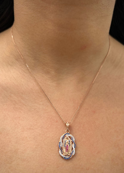 Dije Virgen de Guadalupe con Swarovski Azul y Fucsia 3.7gr / 3.1cm / 15mm — Oro Rosado
