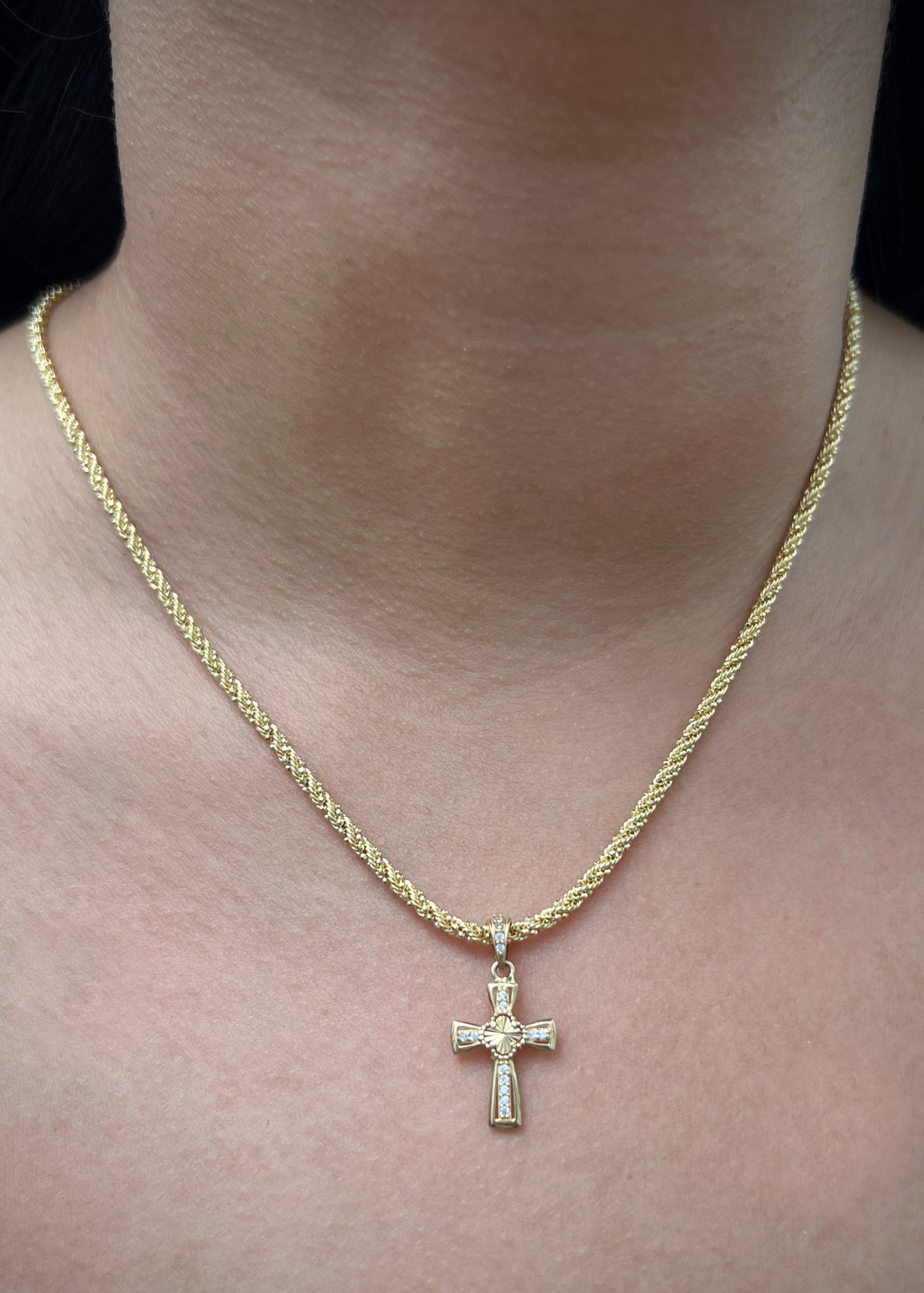 Dije Cruz Lucky Clover con Swarovski Blanco 1.1gr / 2.3cm / 12mm — Oro Amarillo