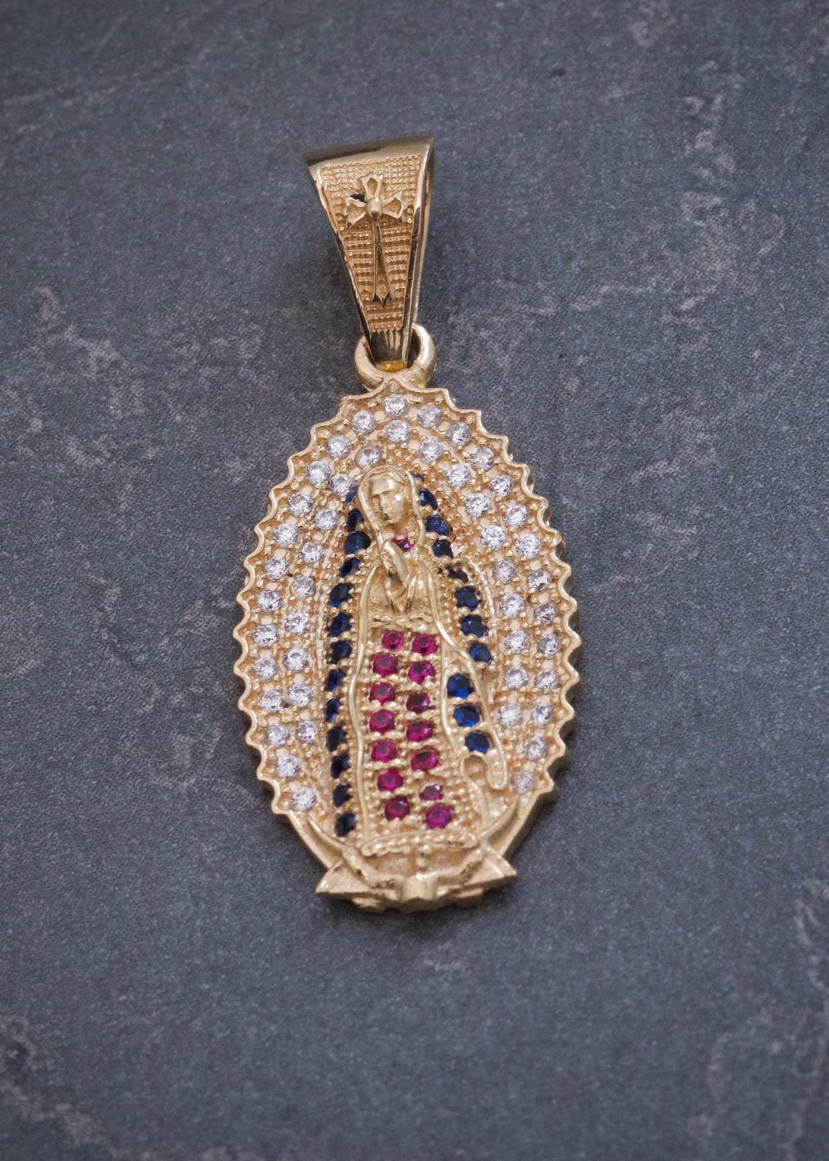 Dije Virgen de Guadalupe con Swarovski Azul y Fucsia 3.65gr / 3.3cm / 14mm — Oro Amarillo