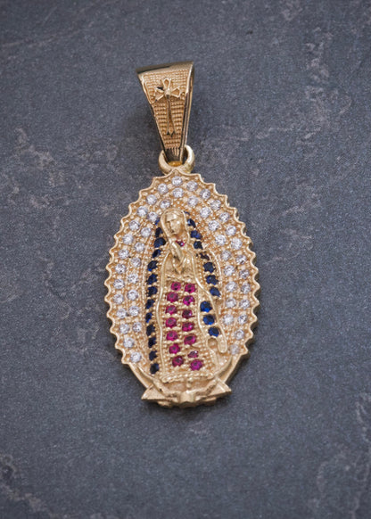 Dije Virgen de Guadalupe con Swarovski Azul y Fucsia 3.65gr / 3.3cm / 14mm — Oro Amarillo