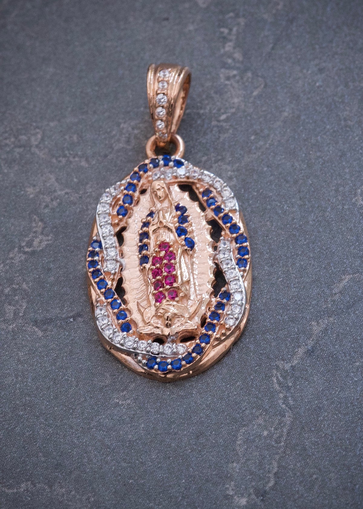 Dije Virgen de Guadalupe con Swarovski Azul y Fucsia 3.7gr / 3.1cm / 15mm — Oro Rosado