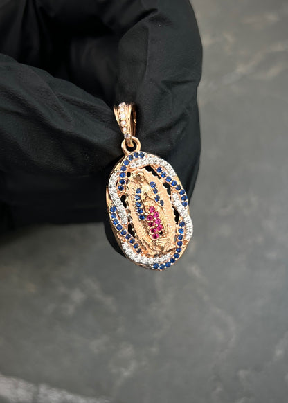 Dije Virgen de Guadalupe con Swarovski Azul y Fucsia 3.7gr / 3.1cm / 15mm — Oro Rosado