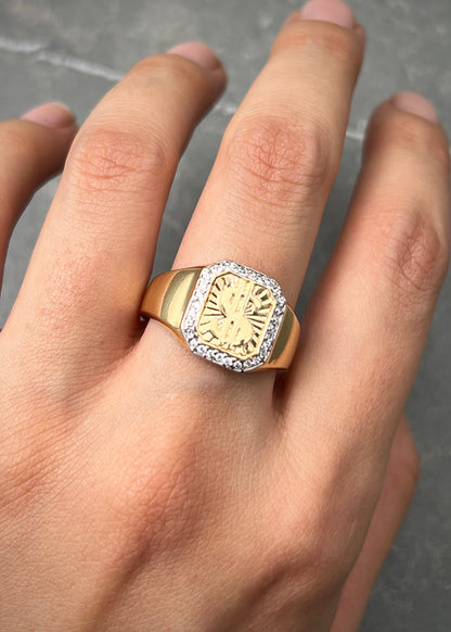 Anillo Signo Peso con Swarovski Blanco 4.65gr / Talla 9 3/4 — Oro Amarillo