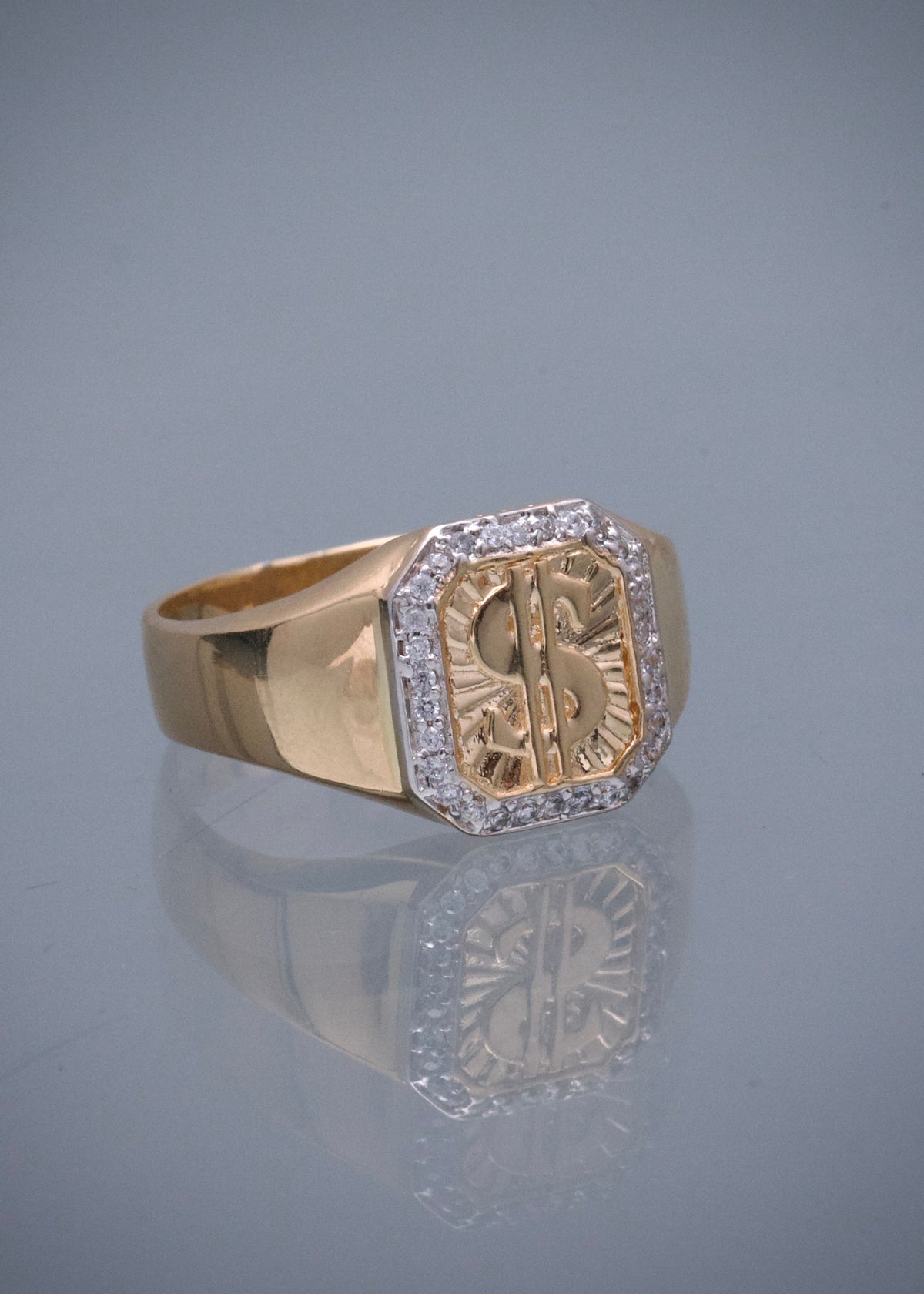 Anillo Signo Peso con Swarovski Blanco 4.65gr / Talla 9 3/4 — Oro Amarillo