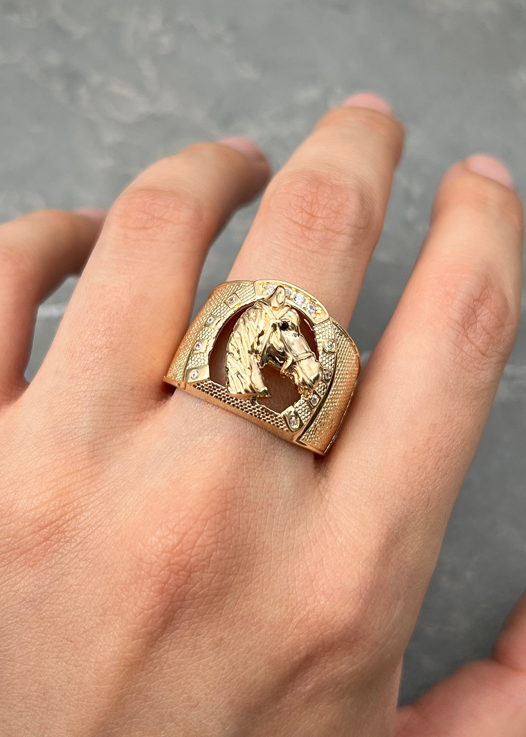 Anillo Caballo con Swarovski Blanco 7.6gr / Talla 10 1/4 — Oro Amarillo