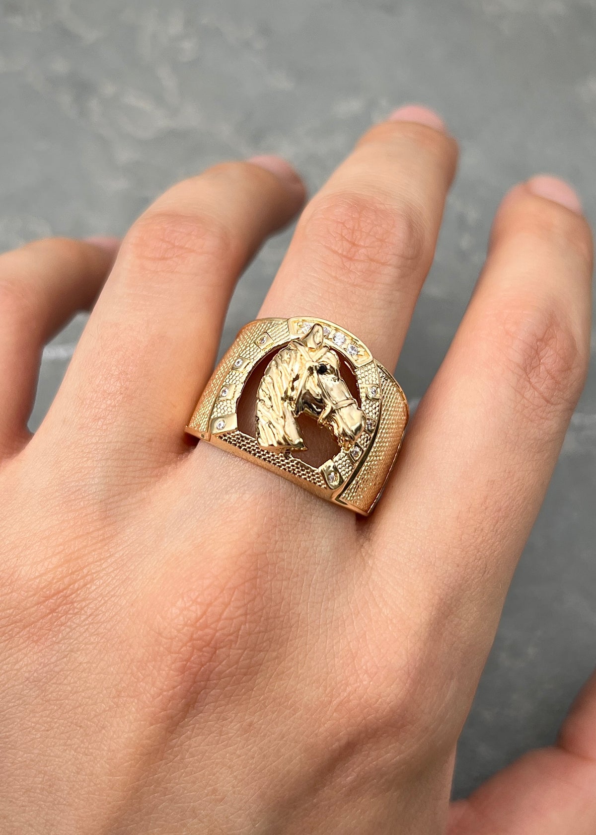 Anillo Caballo con Swarovski Blanco 7.6gr / Talla 10 1/4 — Oro Amarillo