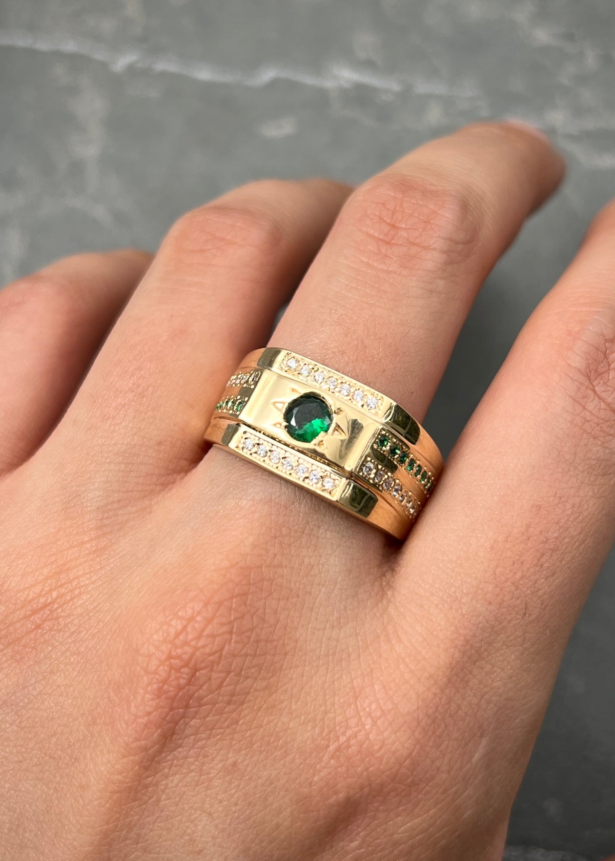 Anillo con Swarovski Verde y Blanco 6.2gr / Talla 11 — Oro Amarillo