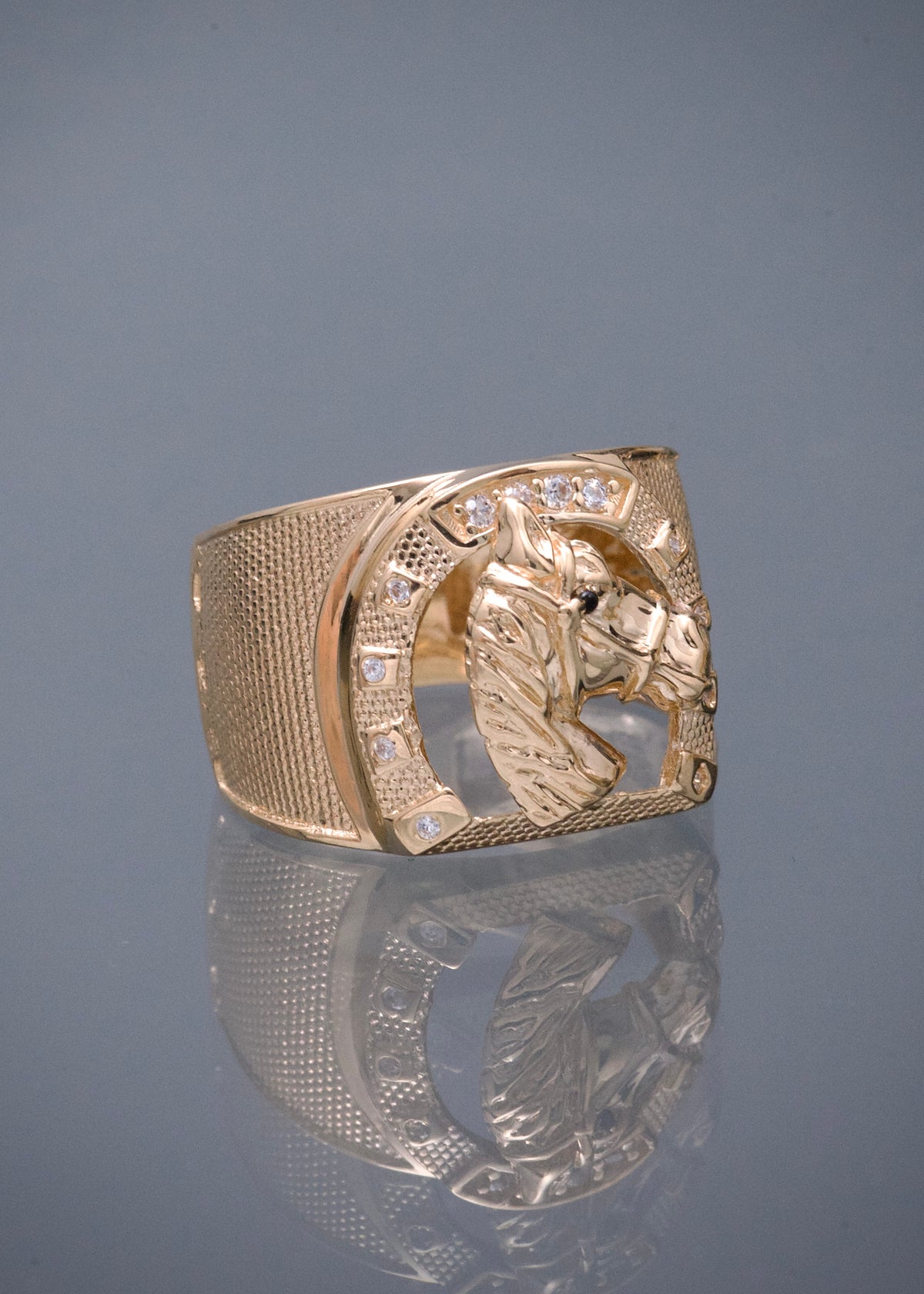 Anillo Caballo con Swarovski Blanco 7.6gr / Talla 10 1/4 — Oro Amarillo