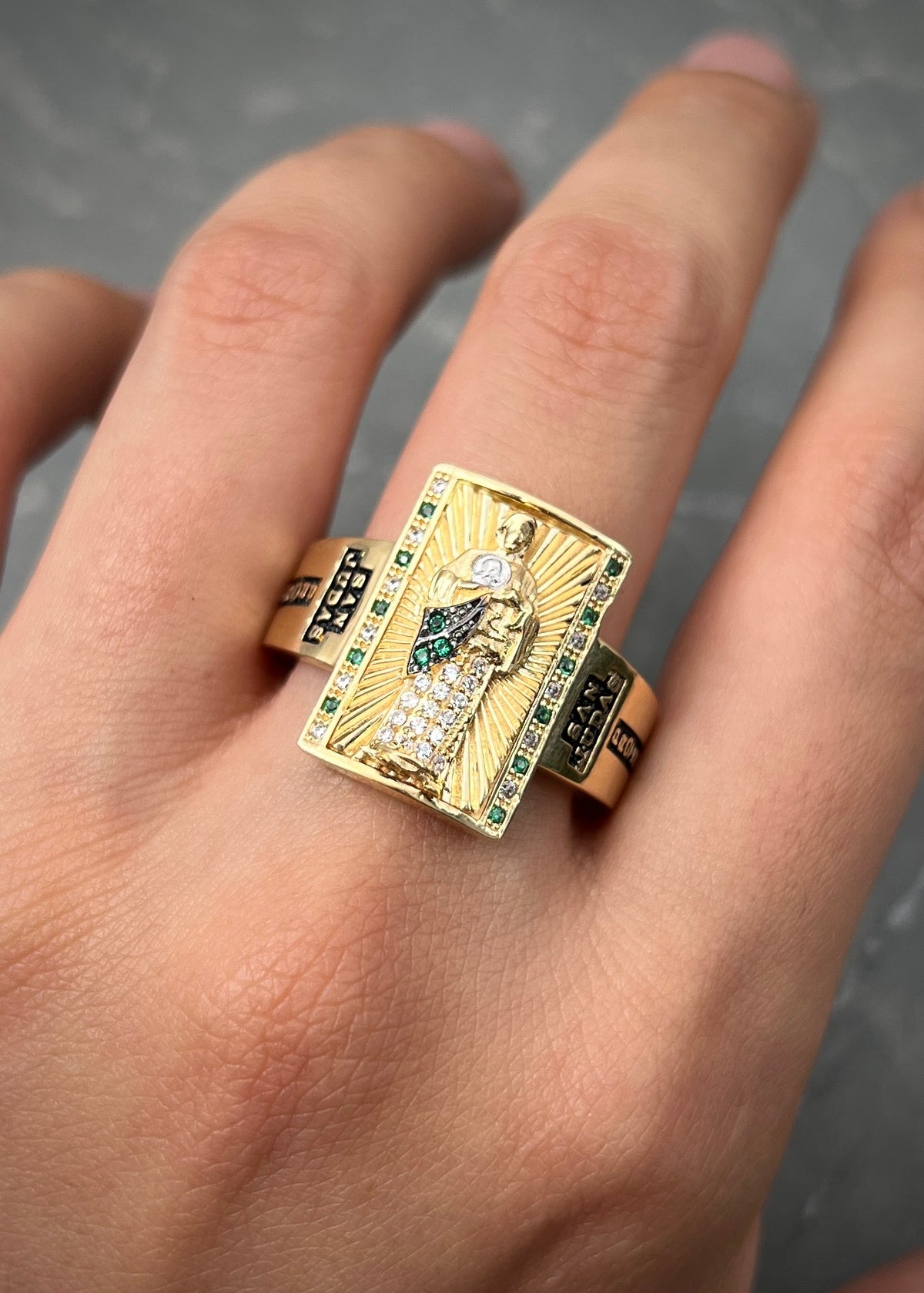 Anillo San Judas con Swarovski Verde 10.25gr / Talla 10 1/4 — Oro Amarillo